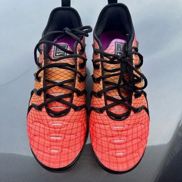 Nike vapor max Gradient Red and Black Sneakers